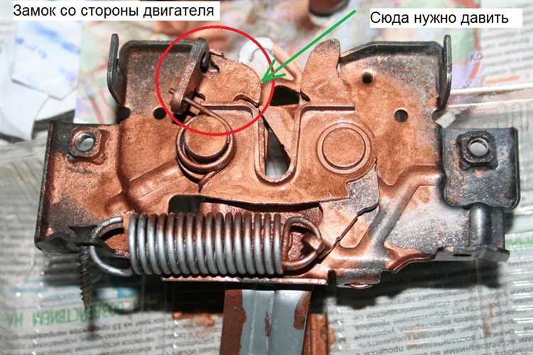 Безопасность при работе с капотом автомобиля